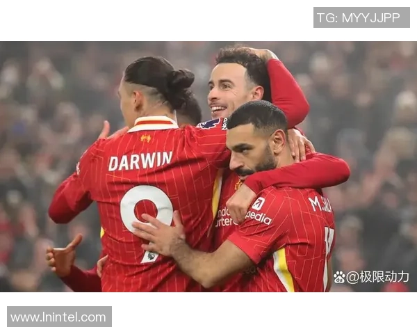 曼联与利物浦在欧联杯的巅峰对决引发球迷热议与期待